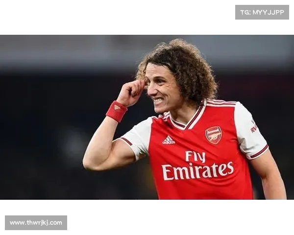 大卫路易斯的转型之路：从坚固后卫到灵动中场的多面人生